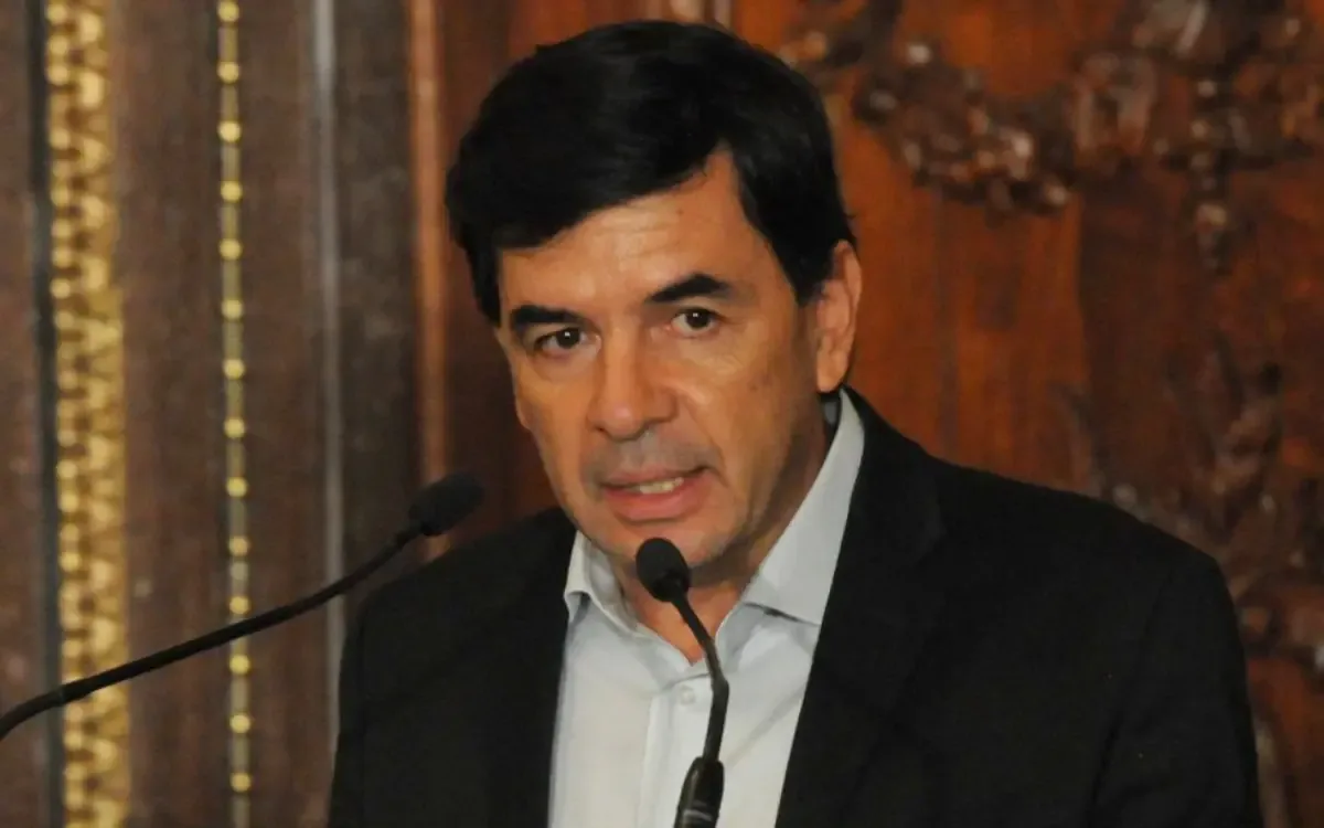 El exvocero presidencial defiende su honor y rechaza vínculos con actividades ilícitas.