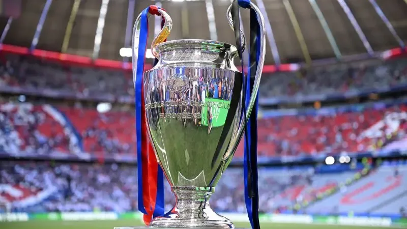 "El FC Barcelona se prepara para un decisivo encuentro en la Champions League."