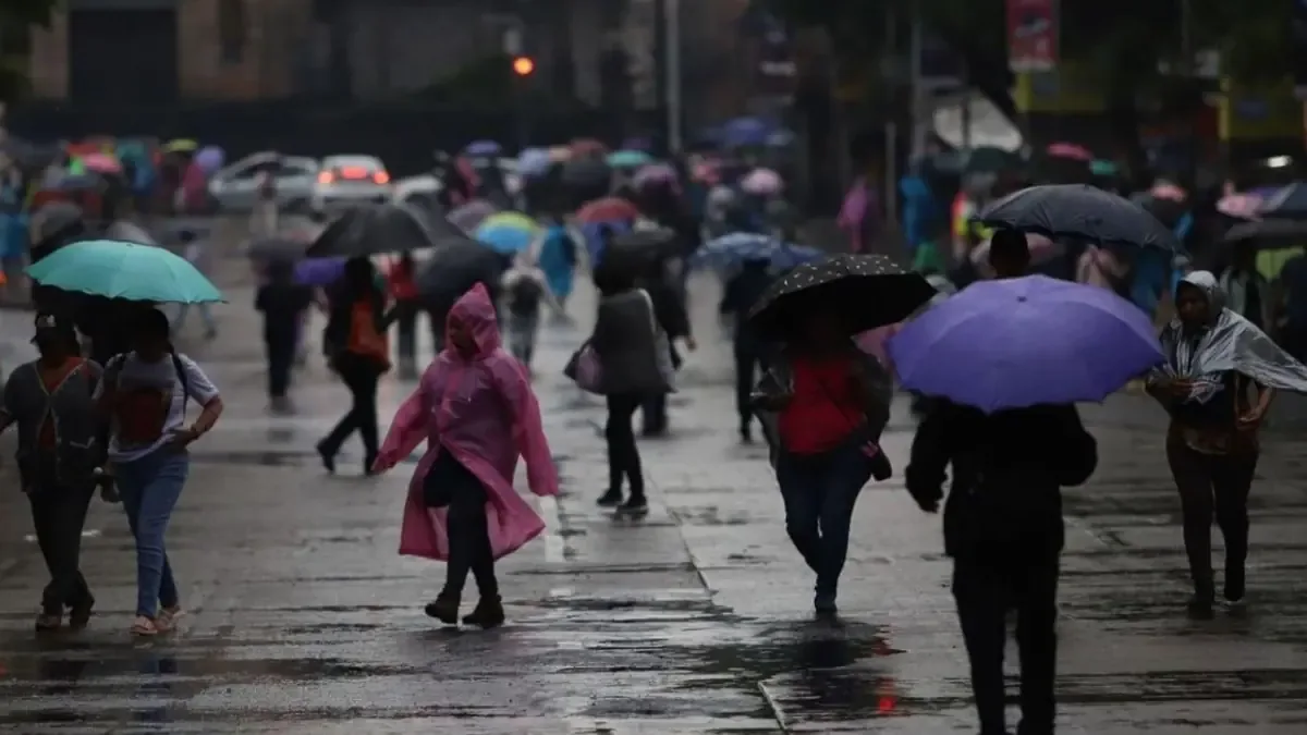 El fenómeno atmosférico afecta el norte y sureste del país con precipitaciones y descenso térmico.