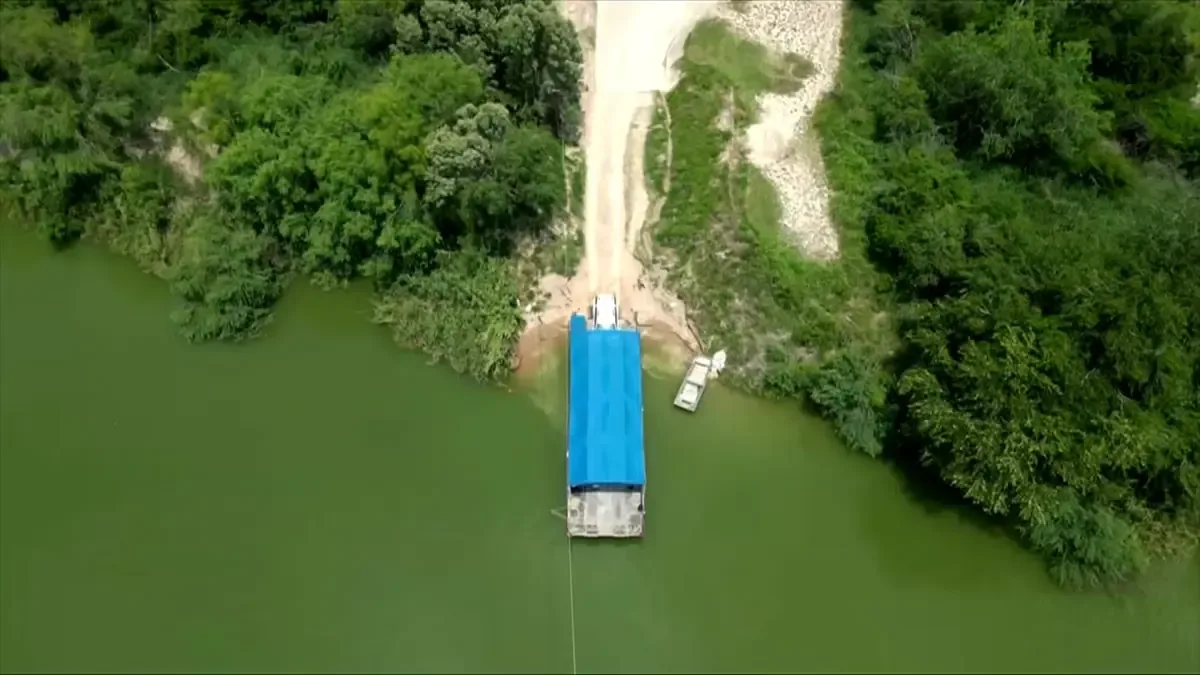Este ferry de manual conecta Texas y Tamaulipas desde hace 76 años.