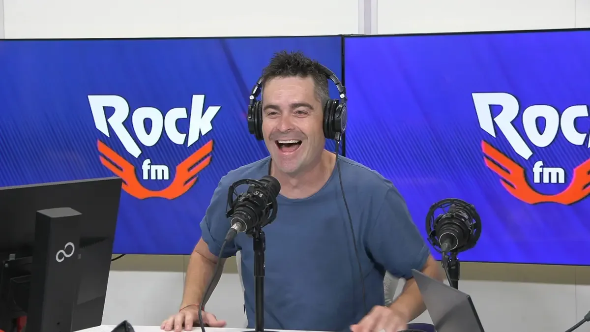 Álex Clavero utiliza su humor ácido para comentar la ola de calor durante su monólogo en RockFM.