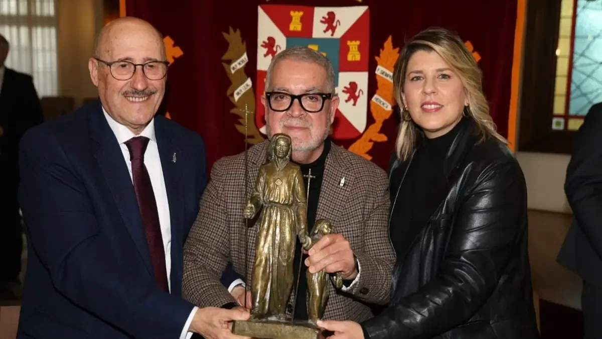 El galardón reconoce su trayectoria y compromiso con la Semana Santa de Cartagena.