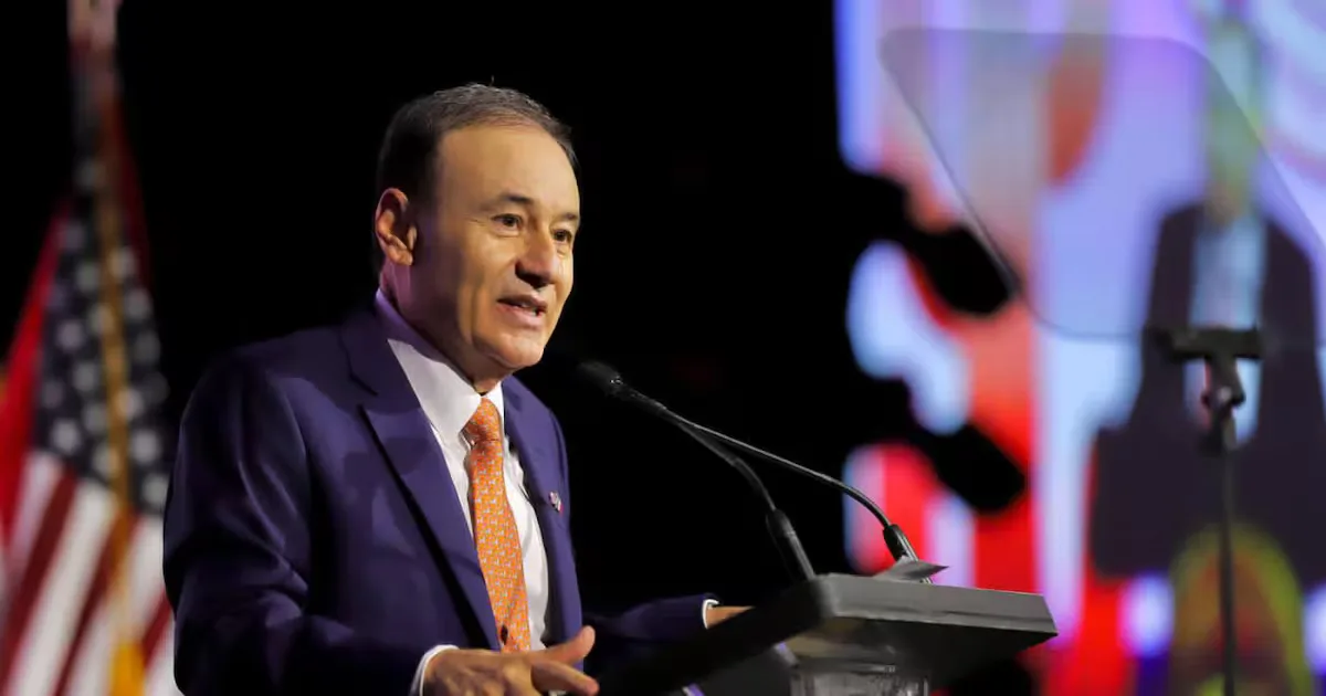 "El gobernador Alfonso Durazo durante el anuncio del marco de financiamiento sostenible en Sonora."