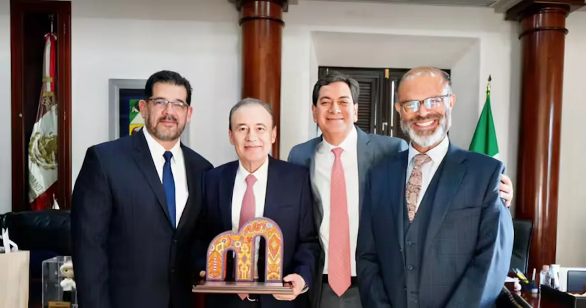 El gobernador Alfonso Durazo recibe reconocimiento por su liderazgo en financiamiento sustentable.