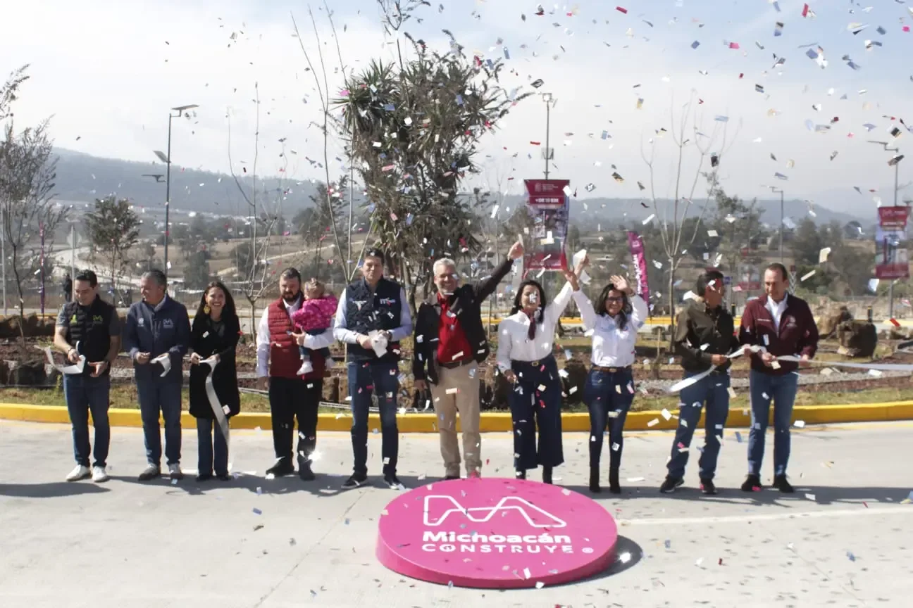 El gobernador Alfredo Ramírez Bedolla durante la inauguración de la avenida Amalia Solórzano en Morelia.