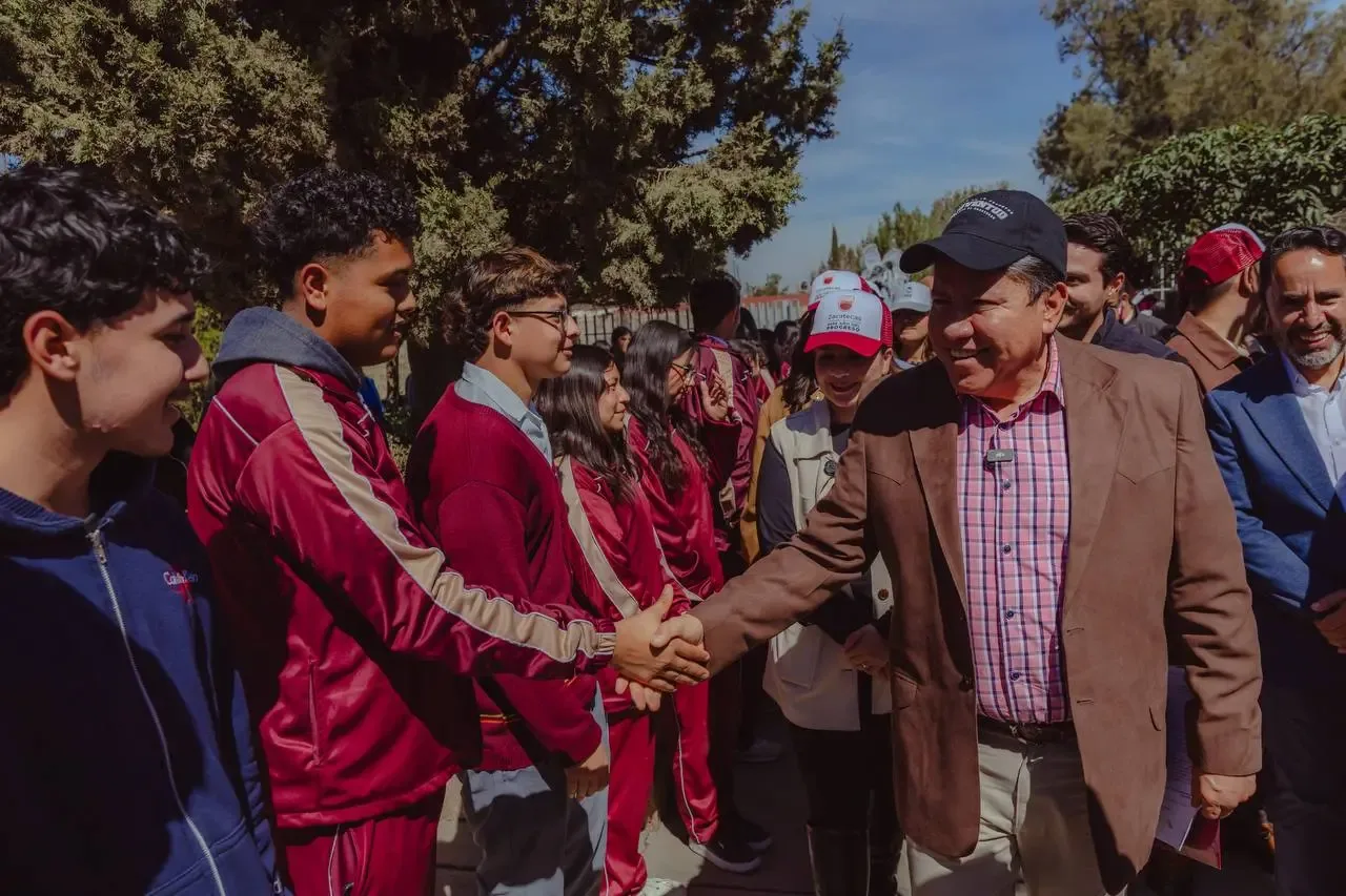 El Gobernador David Monreal durante la inauguración de la cancha en Calera.