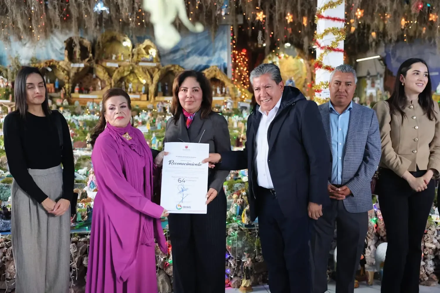 El Gobernador David Monreal reconoce a los creadores del Nacimiento Monumental en Zacatecas.