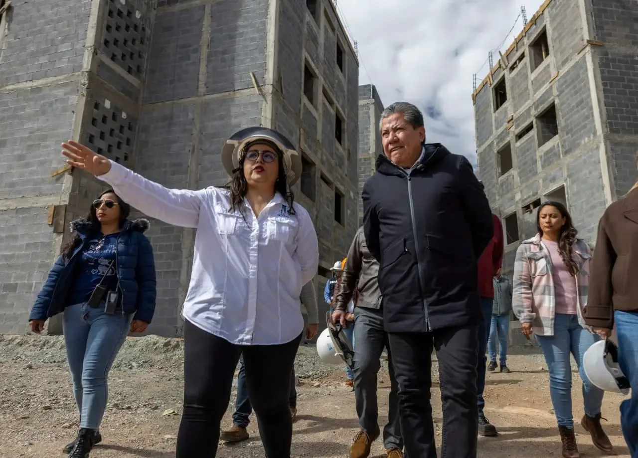 El Gobernador David Monreal supervisa el avance del complejo de viviendas en Guadalupe.