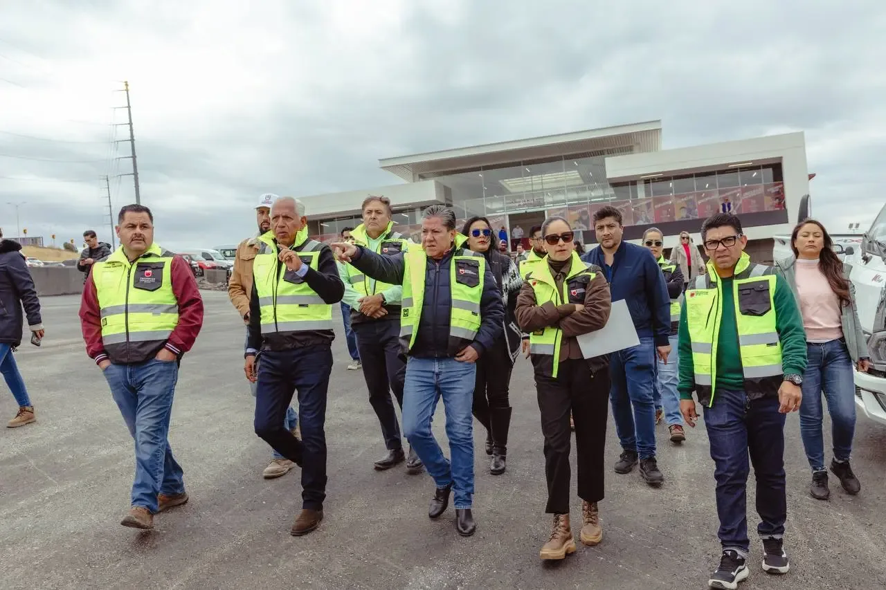 El Gobernador David Monreal supervisando las obras en la Unidad Deportiva El Orito.