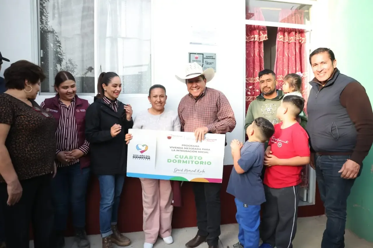 El Gobernador David Monreal Ávila durante la entrega de cuartos dormitorio en Loreto.
