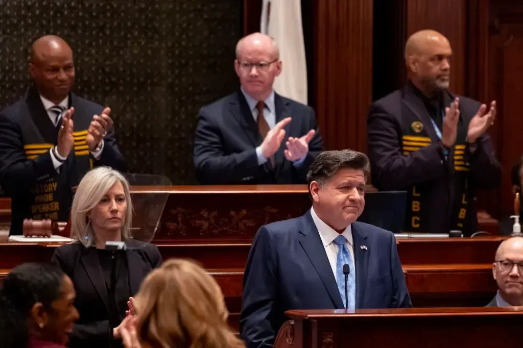 El gobernador de Illinois es cuestionado por no abordar desigualdades en comunidades negras y latinas.