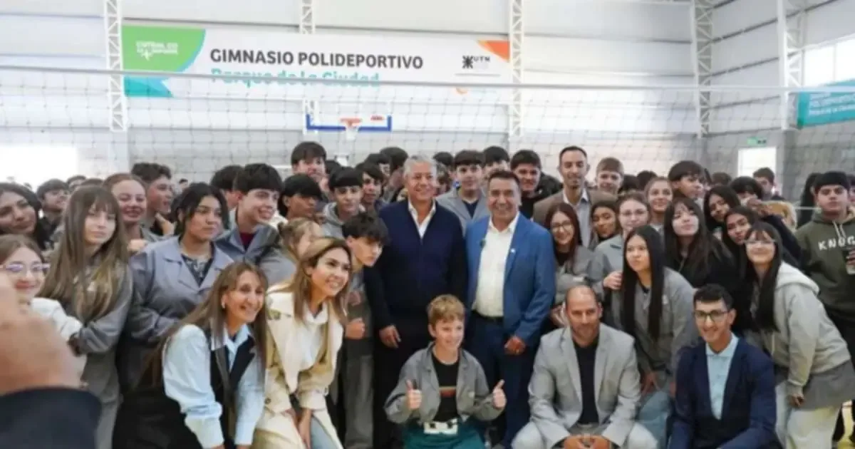 El gobernador destaca el potencial de la comarca para los hidrocarburos en la apertura de un nuevo gimnasio polideportivo.