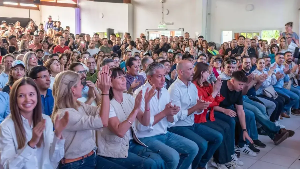El gobernador destaca logros de su gestión y planea el futuro ante un creciente público partidario.
