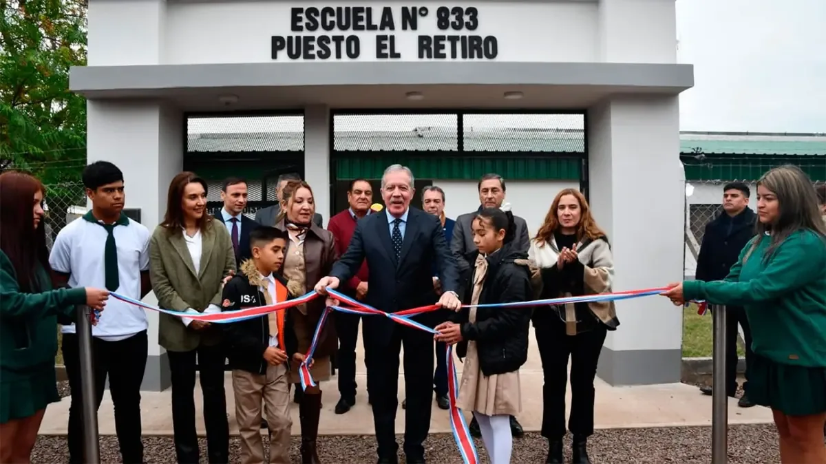 Se renuevan instalaciones educativas y se entregan viviendas sociales en la región.
