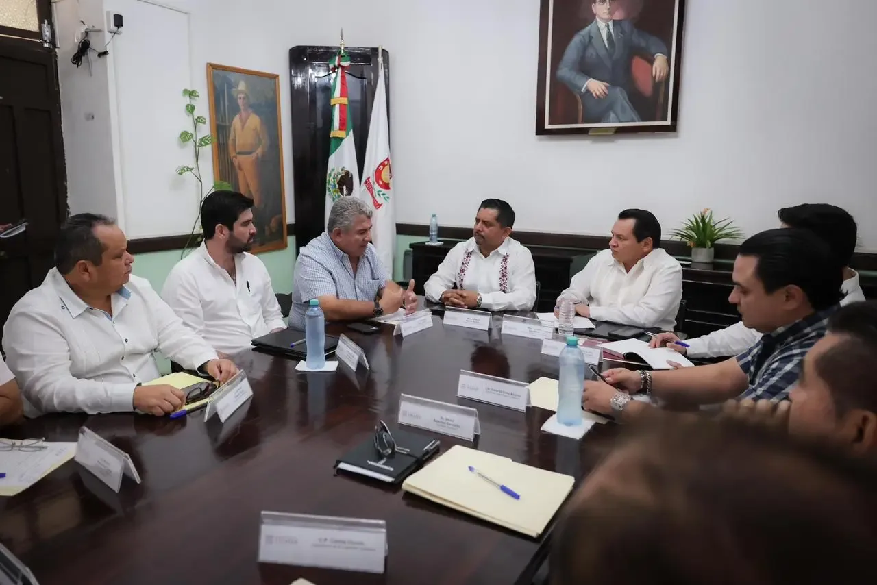 El gobernador Joaquín Díaz Mena durante su reunión con empresarios en Valladolid.