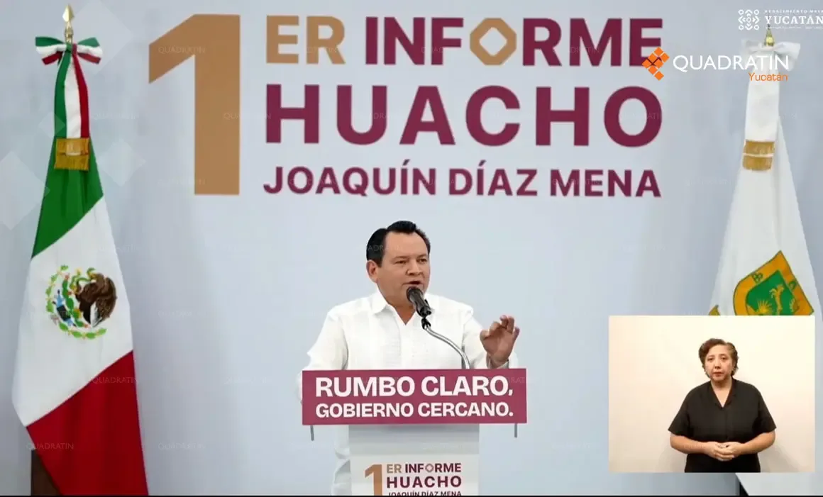 El gobernador Joaquín Díaz Mena presentando su primer informe de gobierno en Mérida.