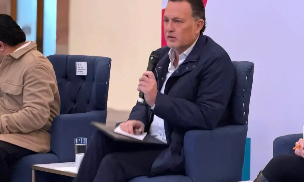 El gobernador Mauricio Kuri durante su conferencia sobre responsabilidades de funcionarios.