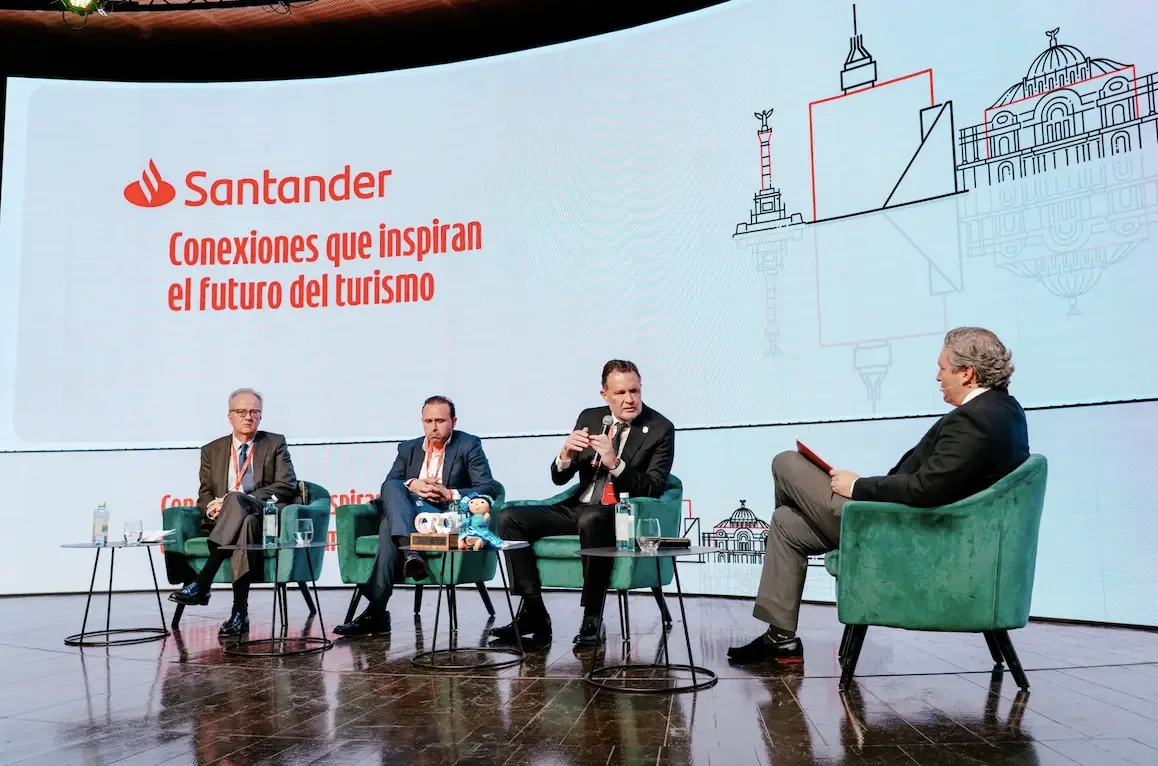 "El gobernador Mauricio Kuri en el Foro Santander, promoviendo a Querétaro."