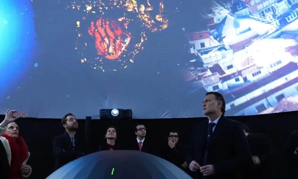 El gobernador Mauricio Kuri González durante la inauguración del Domo Inmersivo en Madrid.