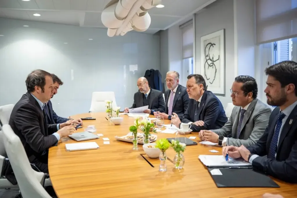El gobernador Mauricio Kuri González durante su reunión con el CEO de SHAD NAD en Madrid.