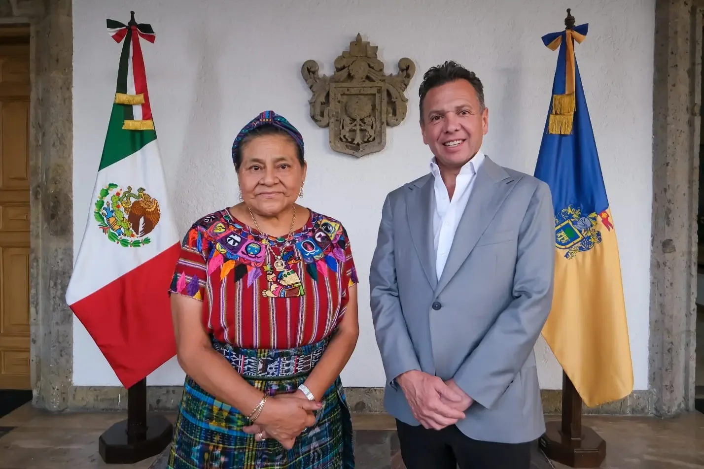 El gobernador Pablo Lemus Navarro y Rigoberta Menchú durante la firma del convenio en Jalisco.