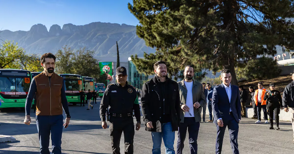 El gobernador Samuel García anuncia el nuevo sistema de transporte en Nuevo León.