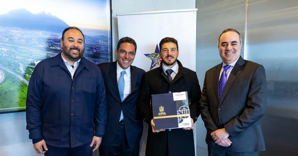 El gobernador Samuel García durante su reunión con empresarios en Nueva York.