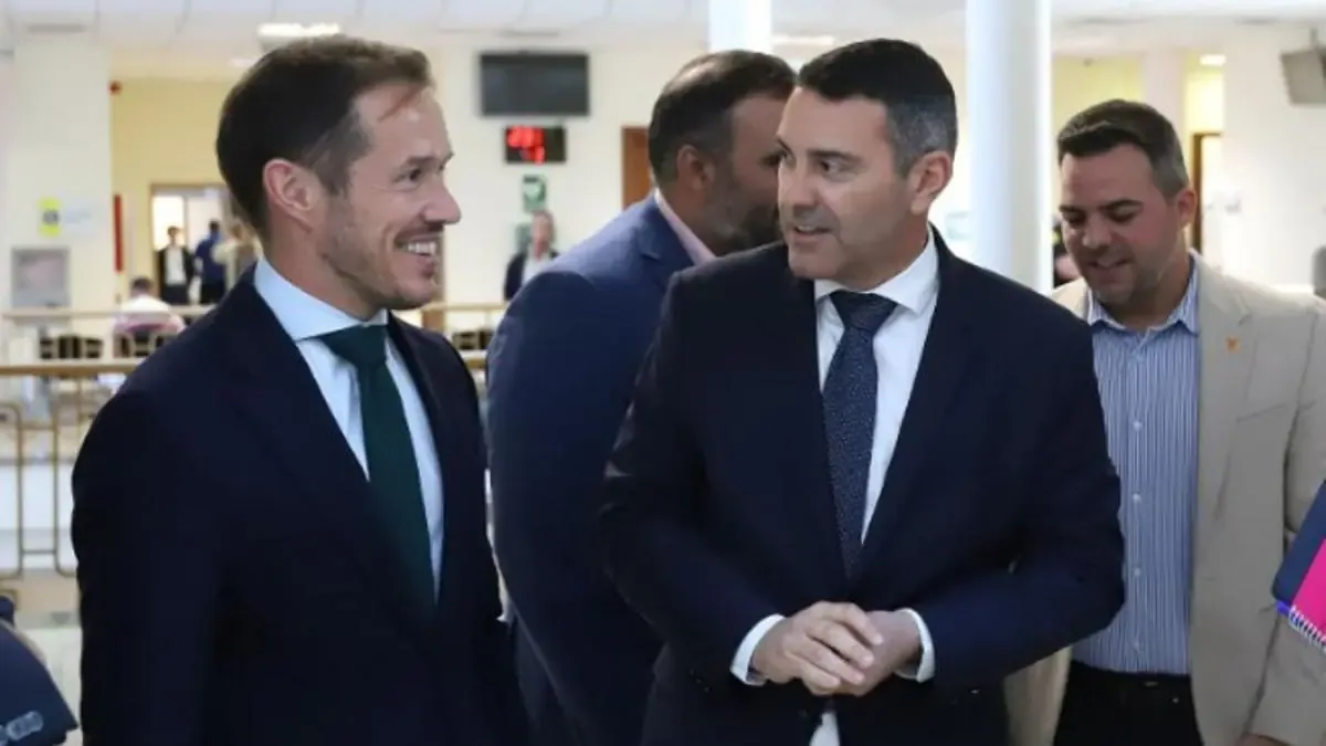 El Gobierno de Canarias y el Cabildo de Lanzarote firman un pacto para acelerar la implementación de energías limpias en la isla.