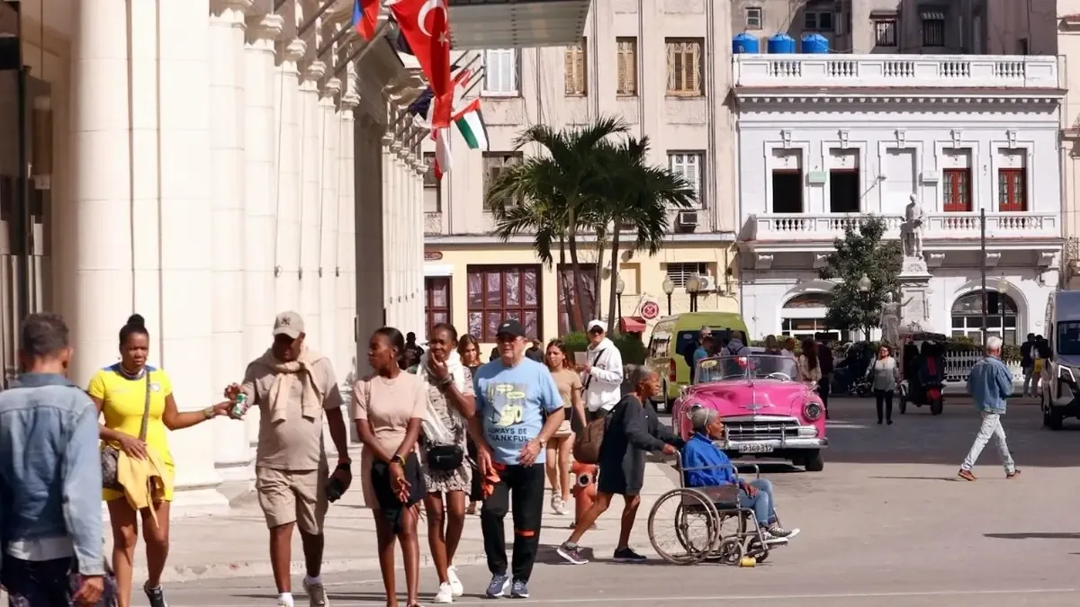 El Gobierno implementa medidas ante el asedio petrolero de Estados Unidos, afectando el turismo en la isla.