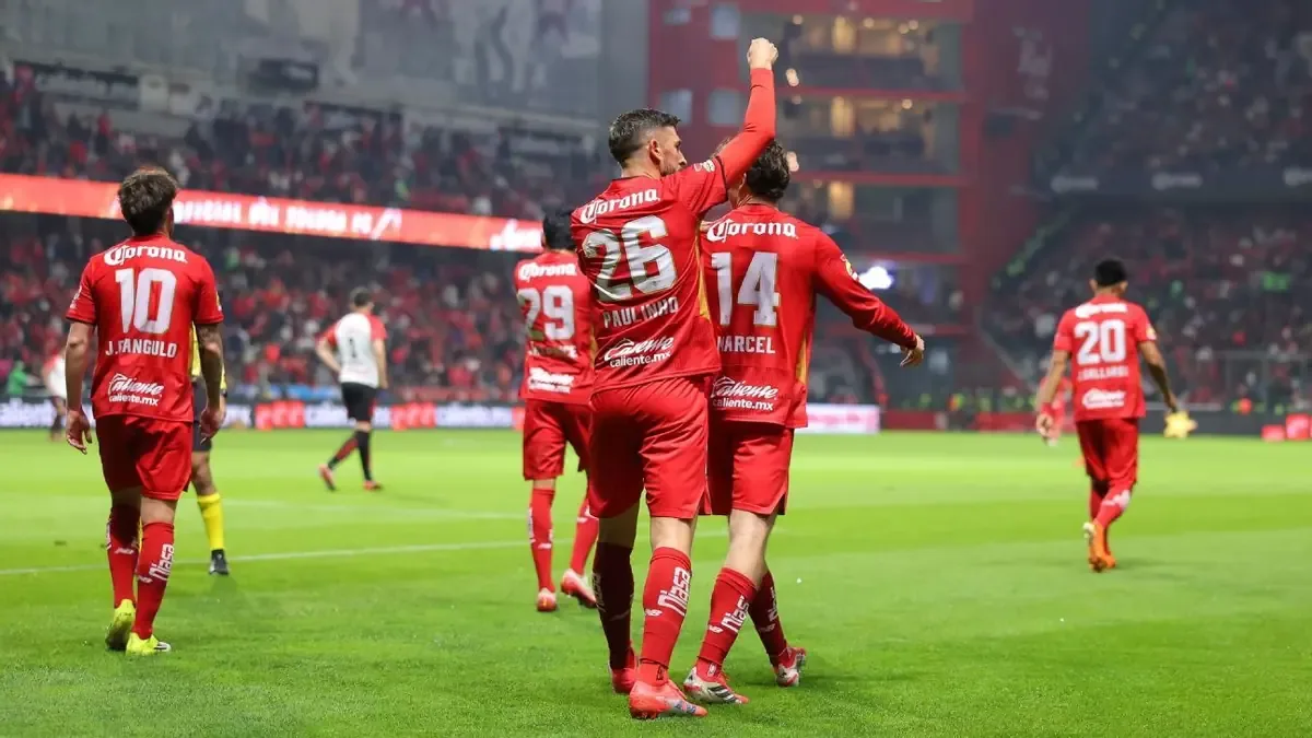 El gol de Paulinho guía a los Diablos Rojos hacia la victoria en casa.