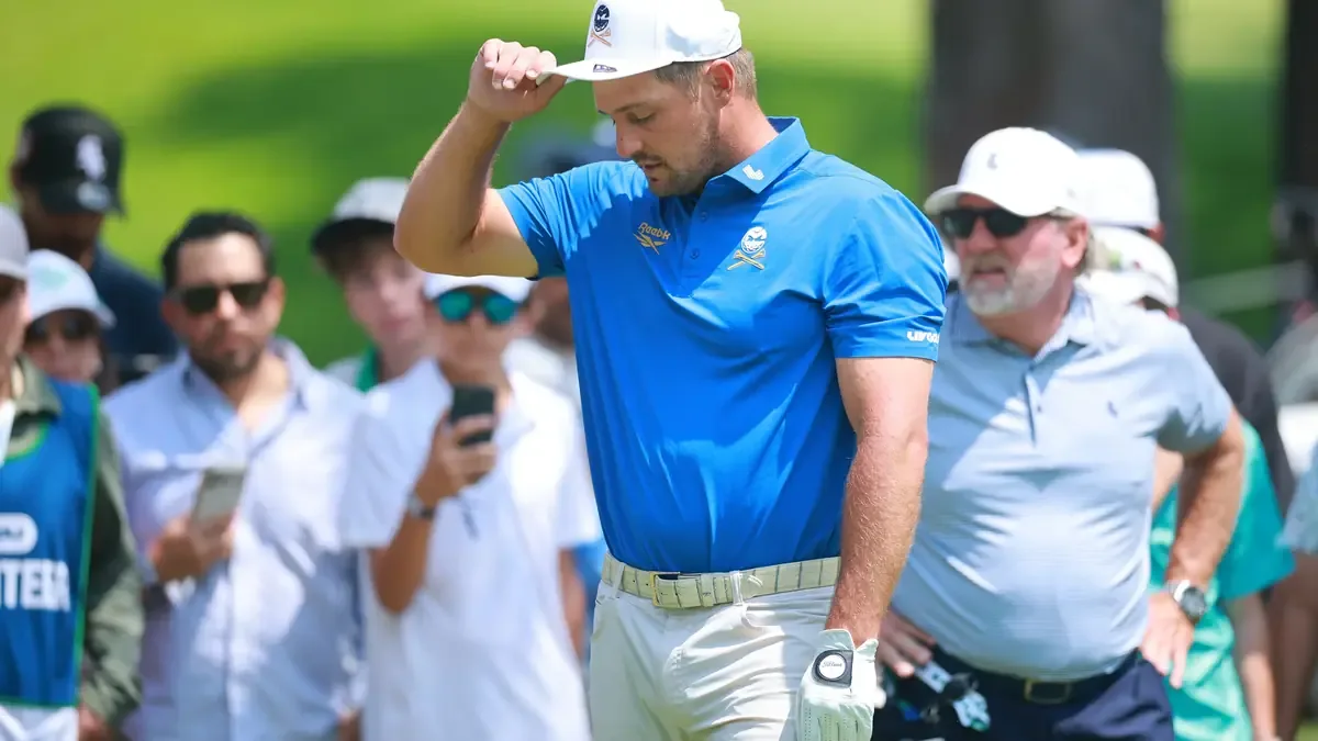 El golfista estadounidense expresa su descontento tras problemas con el césped.