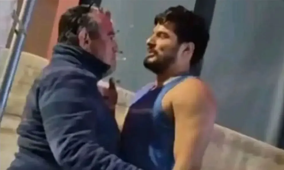 El hijo de la alcaldesa de San Quintín, Erick Massid, tras su detención.