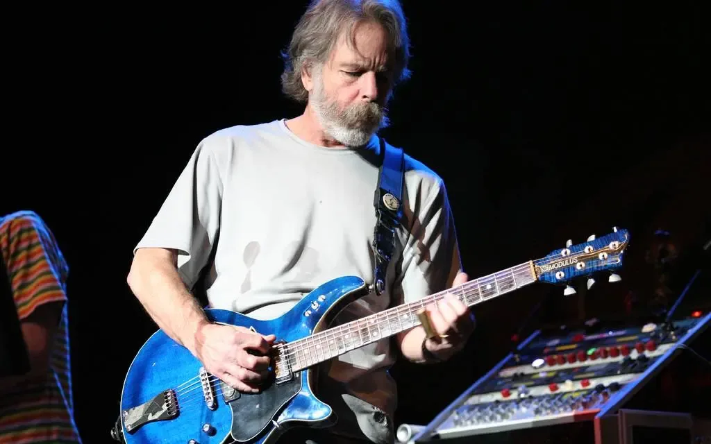 "El icónico guitarrista Bob Weir durante un concierto de Grateful Dead."