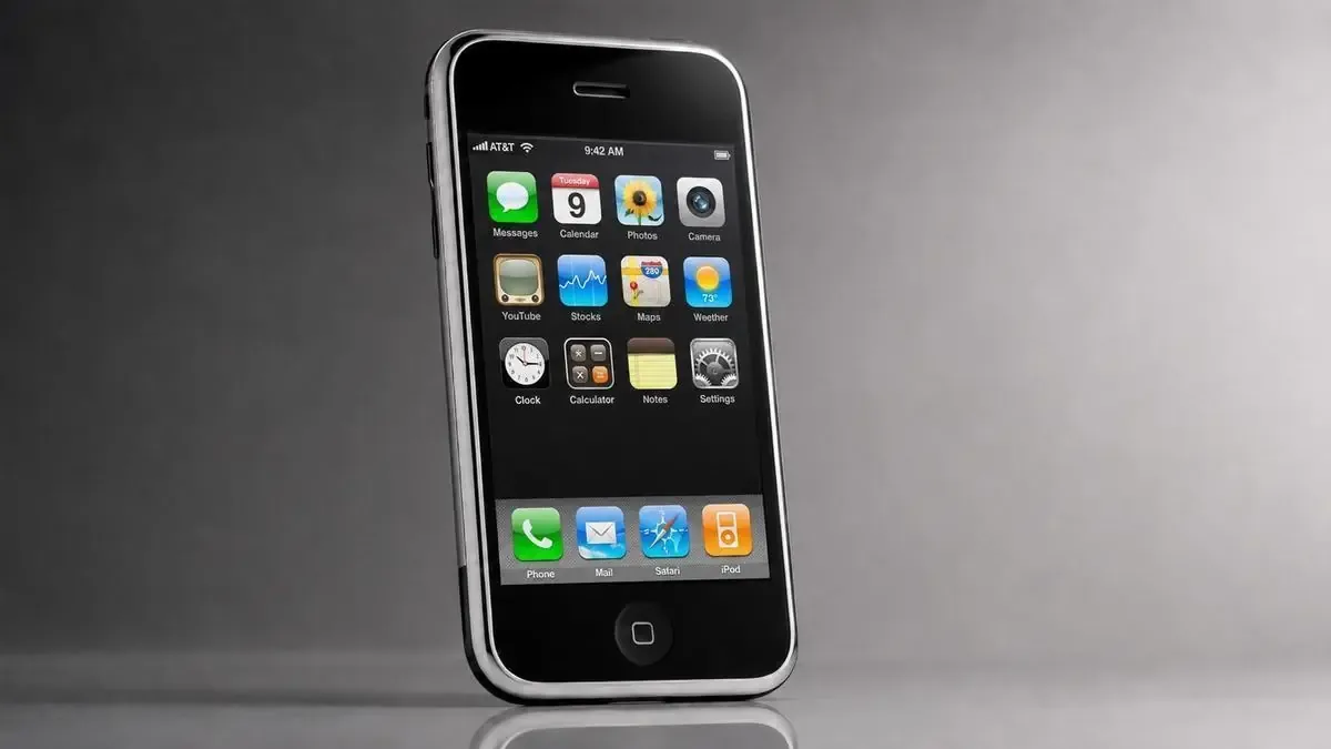 El 29 de junio de 2007, Apple lanzó un dispositivo que transformó la comunicación y el acceso a la información.