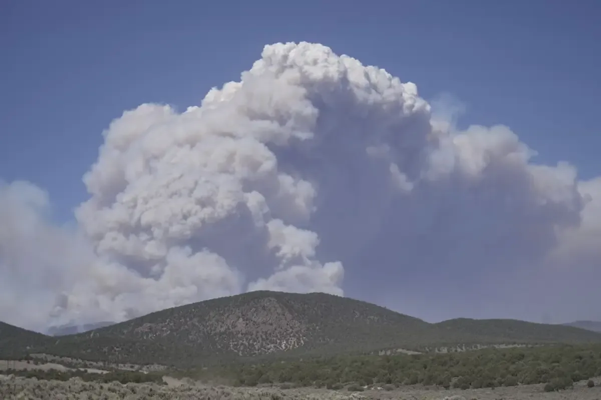 La rápida propagación del fuego obliga a evacuaciones y genera alertas de calidad del aire en comunidades cercanas.