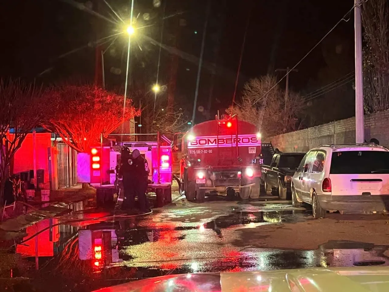 El incendio en una vivienda de Cuauhtémoc tras el ataque con bombas molotov.
