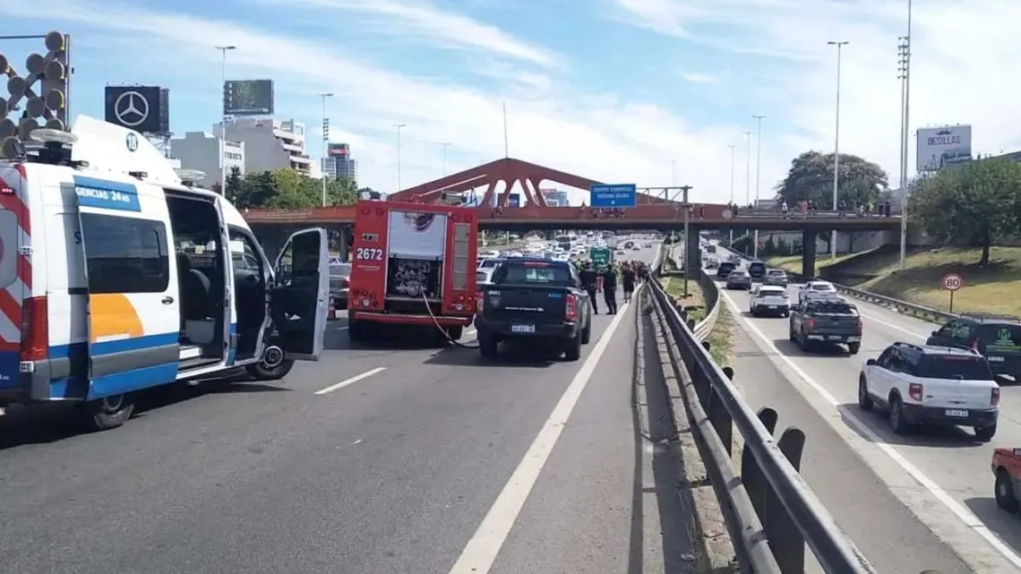 El incidente en Buenos Aires resulta en una mujer grave y varios lesionados, generando congestión en la autopista.