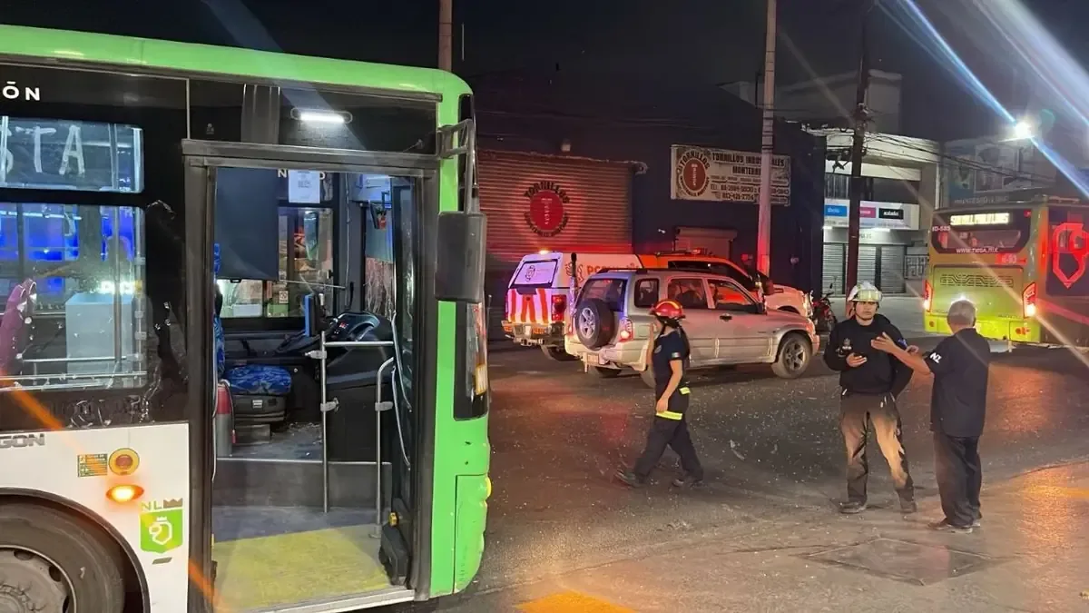 El incidente ocurrió en el Centro de Monterrey, generando afectaciones a la circulación.
