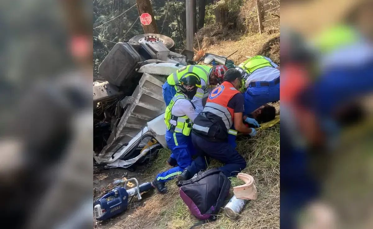 El incidente ocurrió en la carretera Xalatlaco-El Ajusco, afectando la circulación y requiriendo atención médica urgente.