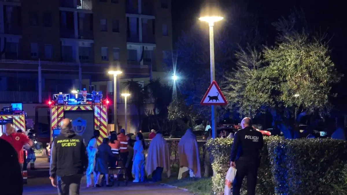 El incidente provocó la evacuación de residentes y atención por inhalación de humo.