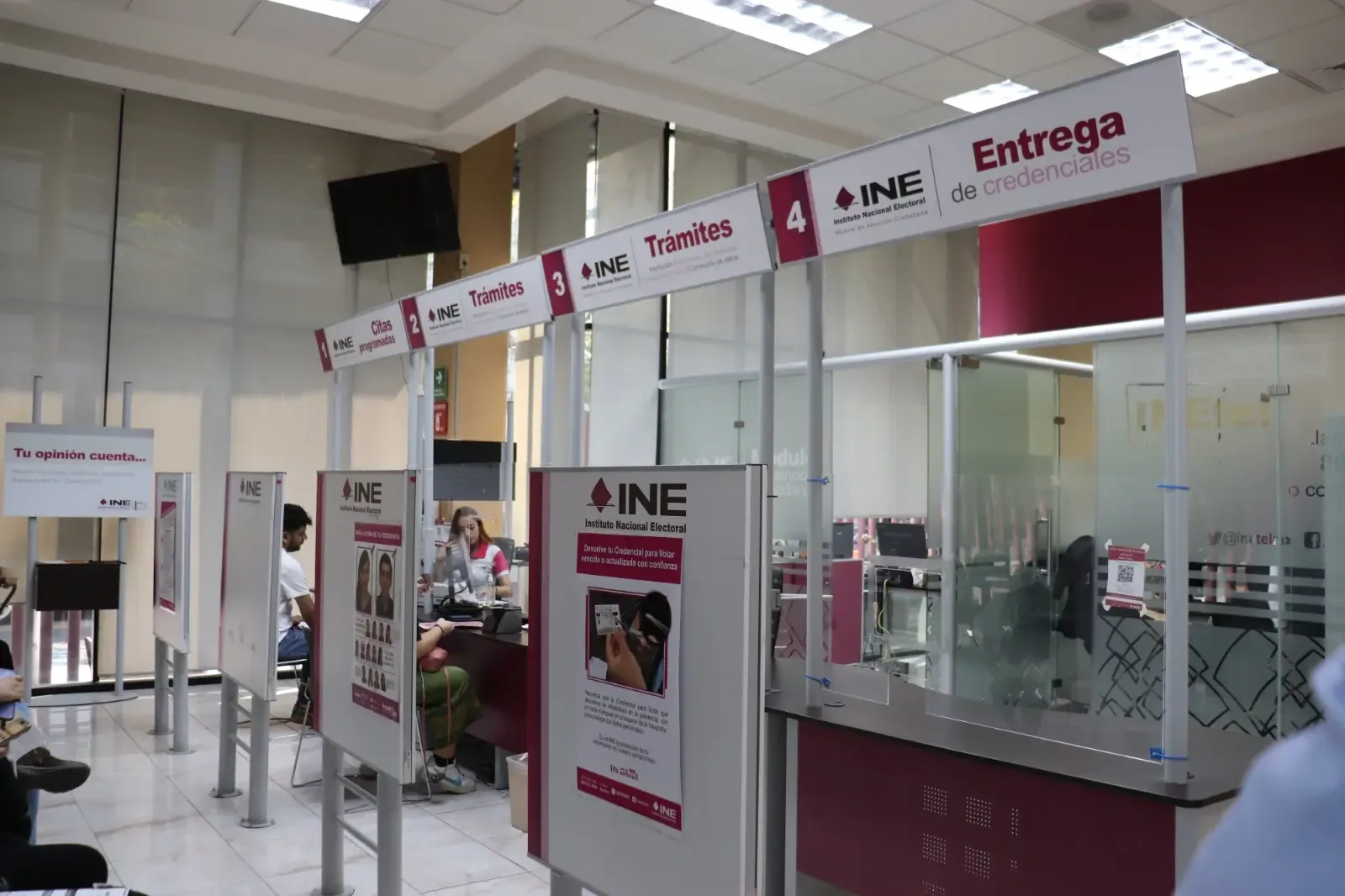 "El INE en Jalisco solicita a ciudadanos recoger sus credenciales para votar."