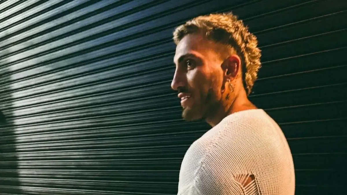 El influencer comparte su experiencia con un procedimiento estético que realzó su imagen.