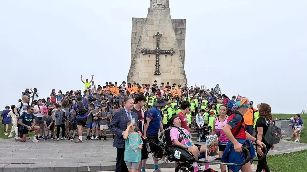 La superación del maestro Capi impulsa a 500 estudiantes en una emotiva marcha.