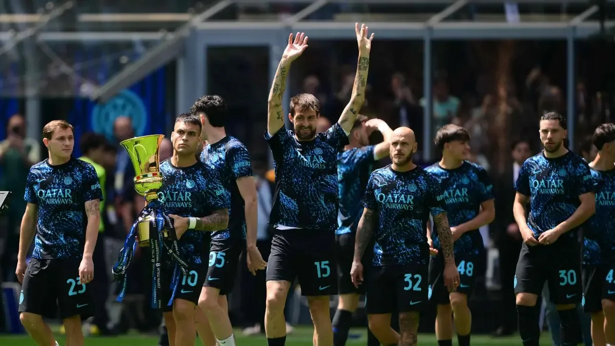 El equipo celebra su 21º Scudetto y 10ª Copa Italia en San Siro.