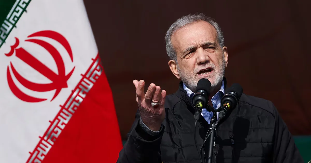 El jefe de Estado iraní Masud Pezeshkian durante un anuncio sobre negociaciones.