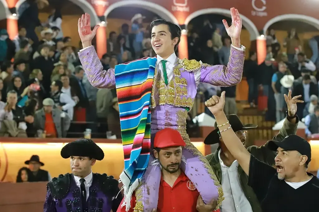 El joven diestro salmantino se llevó dos orejas y fue el triunfador de la noche.