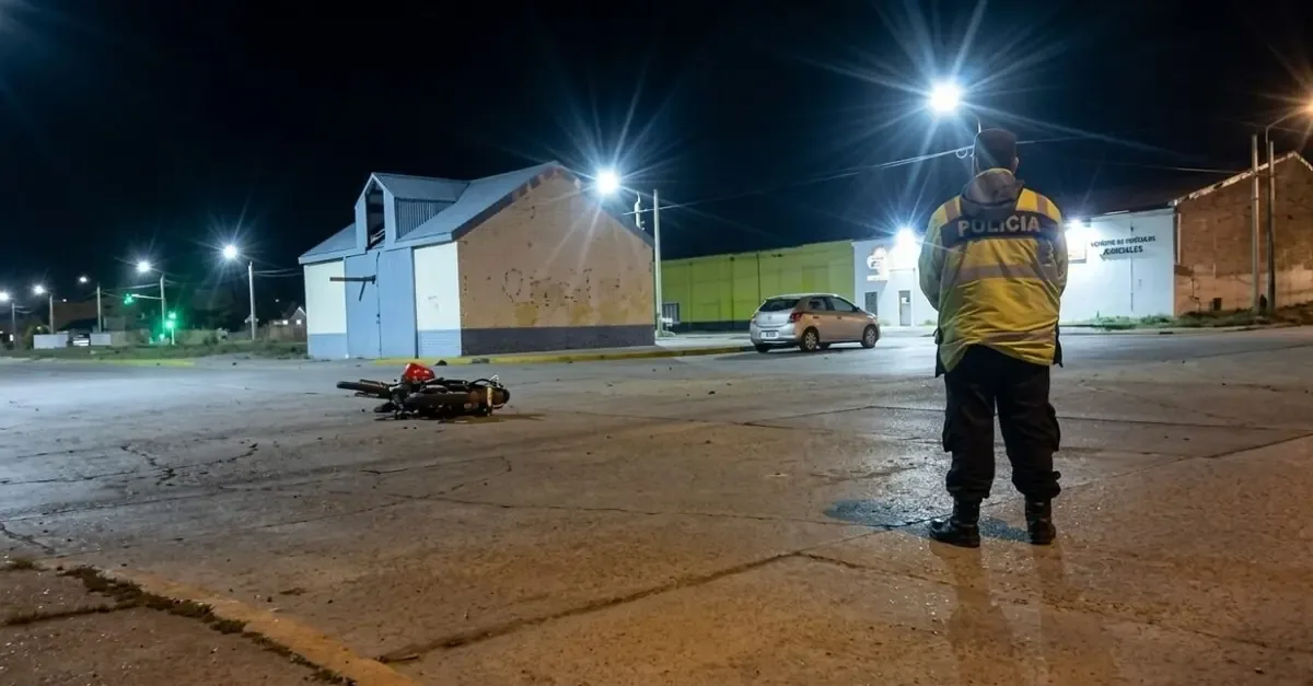 El joven sufrió lesiones luego de un choque con un automóvil en la ciudad.