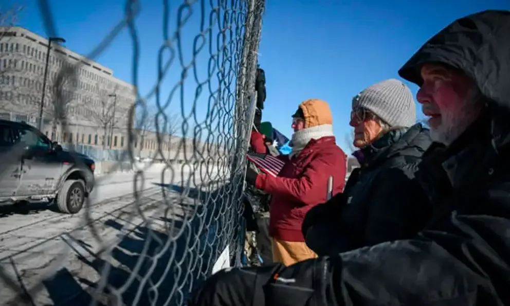 "El juez John Tunheim suspende temporalmente detenciones de refugiados en Minnesota."