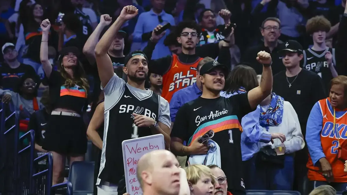 El jugador de los Spurs responde a un fan que hizo un comentario despectivo sobre aficionados hispanos.
