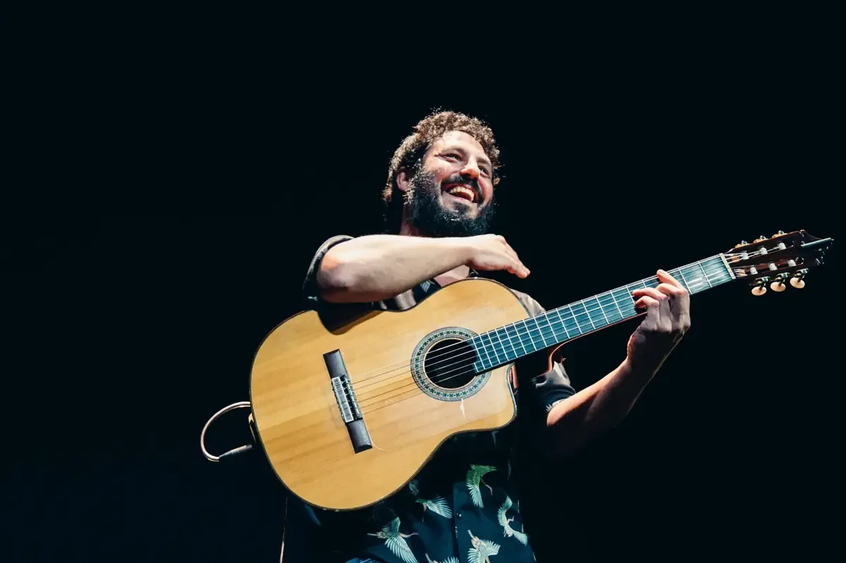 El cantautor español presenta su nueva música en Chile tras varios años de ausencia.